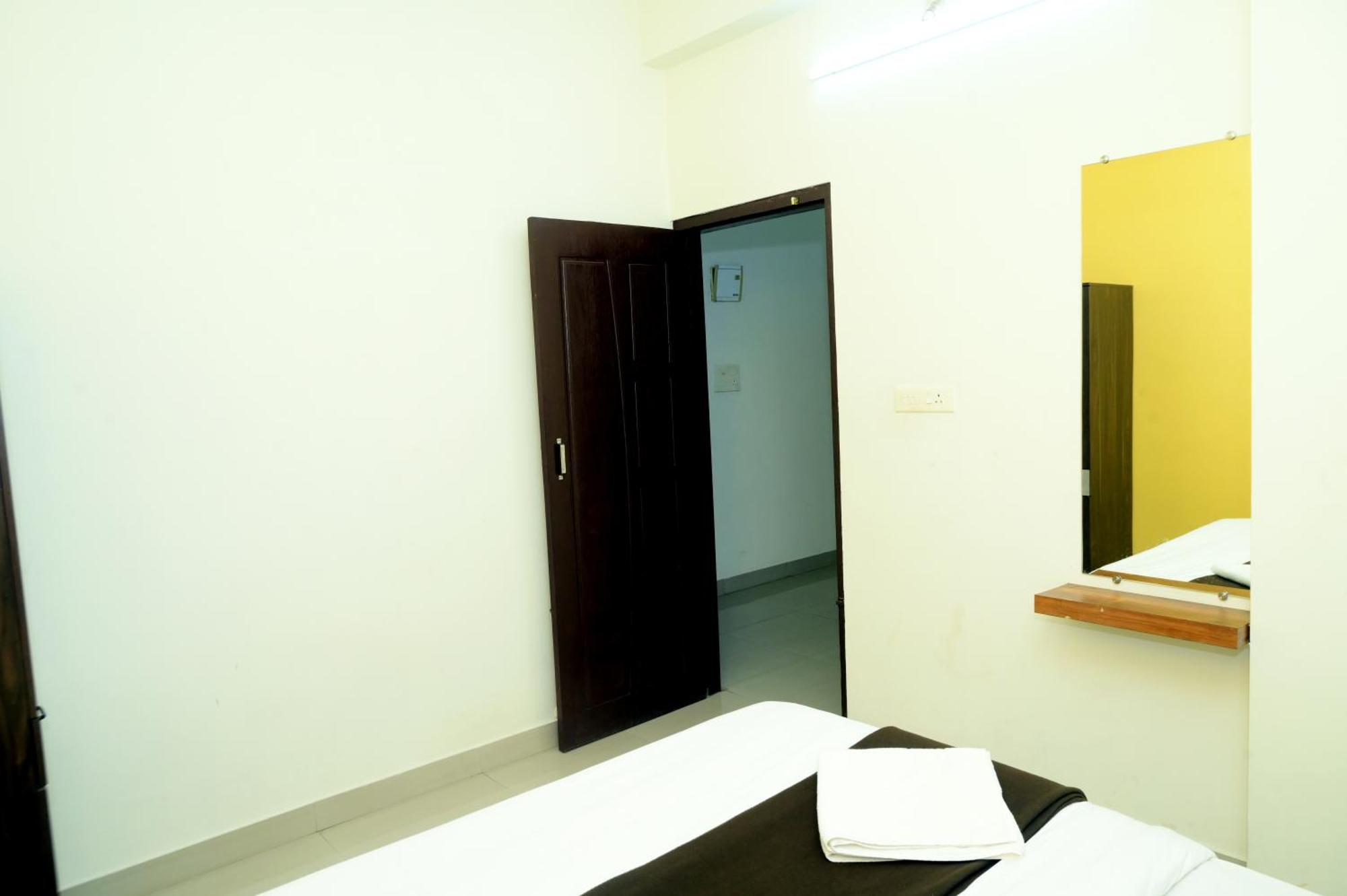 Hotel Aradhya Inn Deralakatte Mangalore Esterno foto