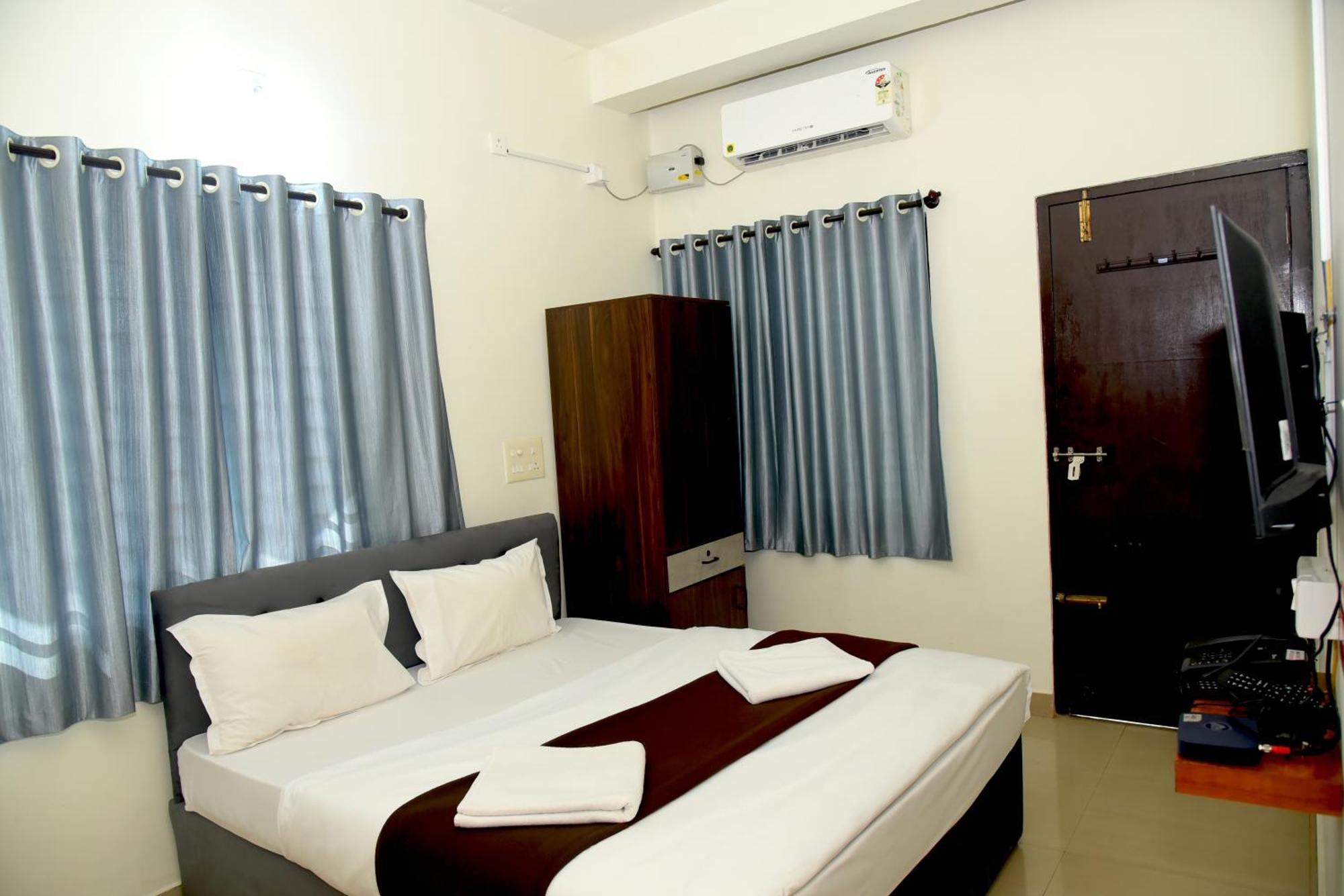 Hotel Aradhya Inn Deralakatte Mangalore Esterno foto