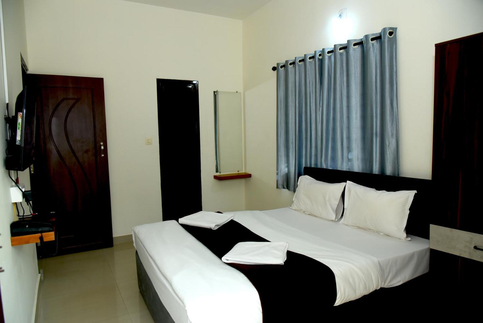 Hotel Aradhya Inn Deralakatte Mangalore Esterno foto